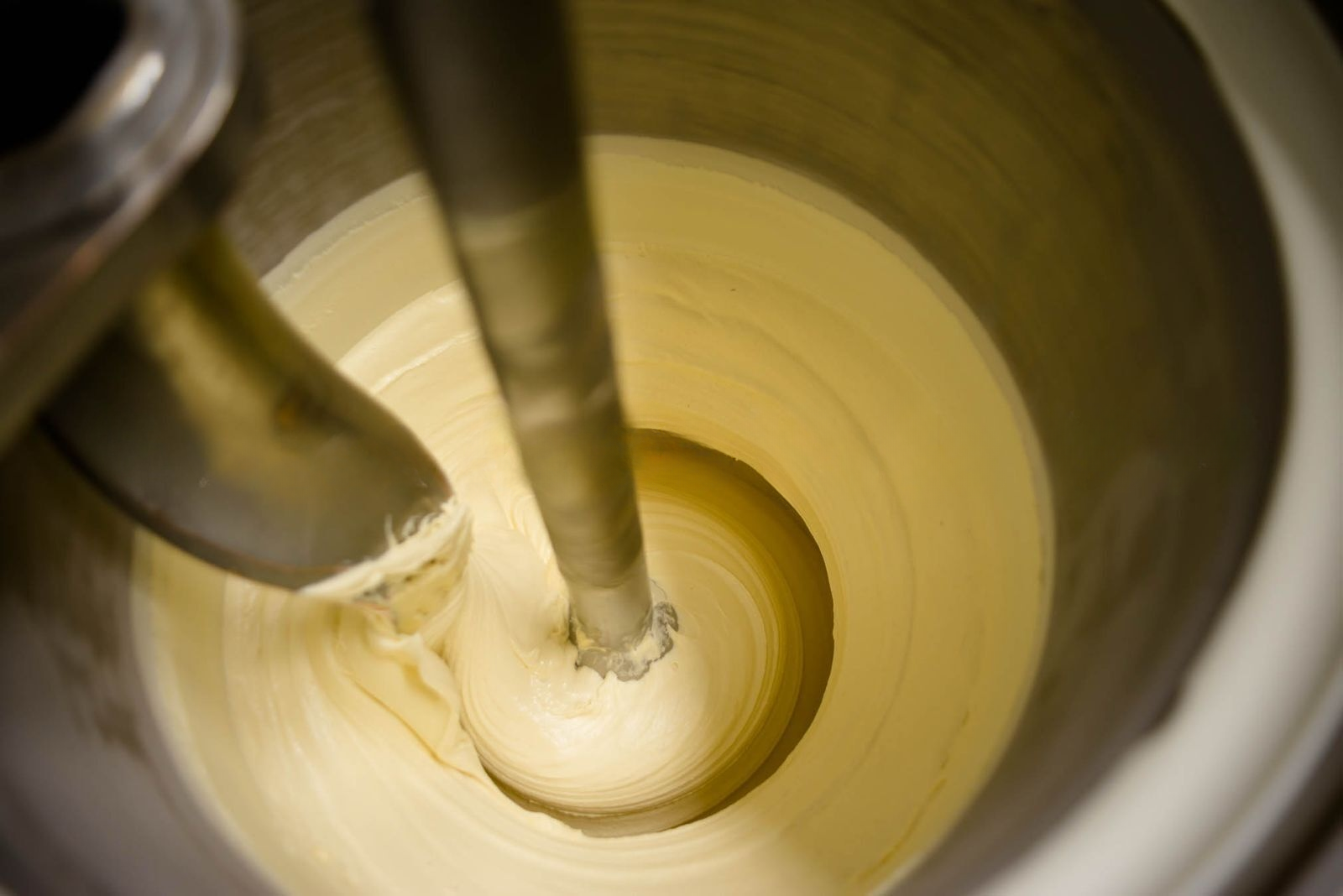 Machine mixing thick liquid material